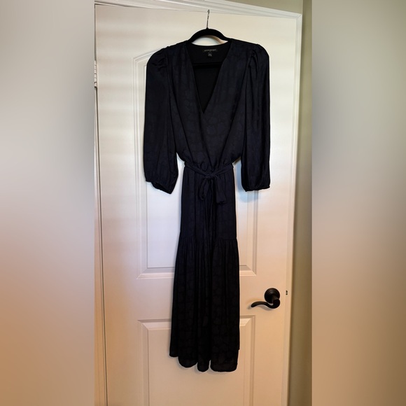 Banana Republic Dresses & Skirts - Navy Floral V-neck Long Sleeve Dress